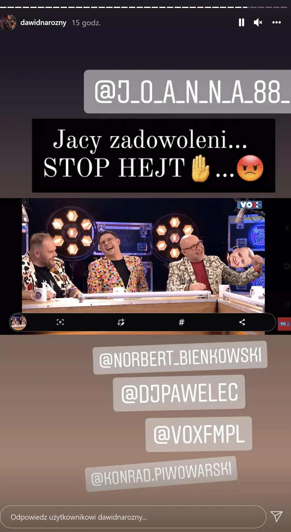 Afera po programie z grupą Piękni i Młodzi! Na wizji spalono podobiznę Dawida Narożnego! Co na to wokalista?! Fani wściekli 